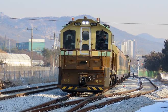 교외선에선 디젤기관차에 객차를 연결해서 운행 중이다. 중앙일보