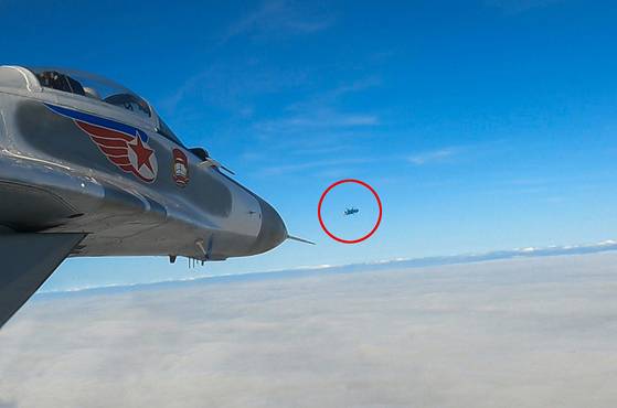 북한 노동신문은 17일 김정은이 이틀 전 조선인민군 근위 제1공군사단 관하 비행연대를 방문하시고 공군비행대들의 반항공전투 및 공습훈련을 지도했다고 보도했다.뉴스1