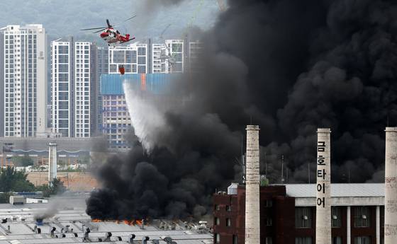 지난 17일 오전 7시 11분 광주 광산구 소촌동 금호타이어 광장공장에서 화재가 발생해 소방당국이 진화 작업을 하고 있다. 뉴스1