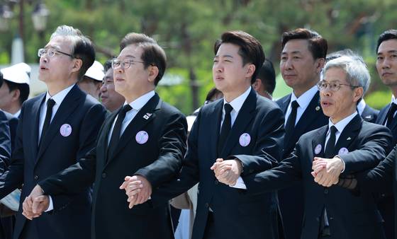 18일 광주광역시 북구 국립5·18민주묘지에서 열린 제45주년 5·18민주화운동 기념식에 참석한 이재명 더불어민주당, 이준석 개혁신당, 권영국 민주노동당 대선 후보 등이 '임을 위한 행진곡'을 제창하고 있다. 연합뉴스