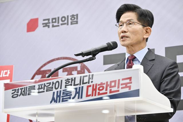 ▲ 국민의힘 김문수 대선후보가 18일 서울 여의도 국민의힘 중앙당사에서 ‘경제를 판갈이 합니다-새롭게 대한민국’ 경제 공약을 발표하고 있다. 연합뉴스
