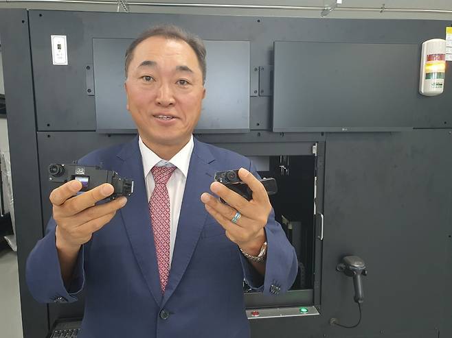 민동욱 엠씨넥스 대표가 전장 카메라를 보여주고 있다. 인천=윤현주 기자