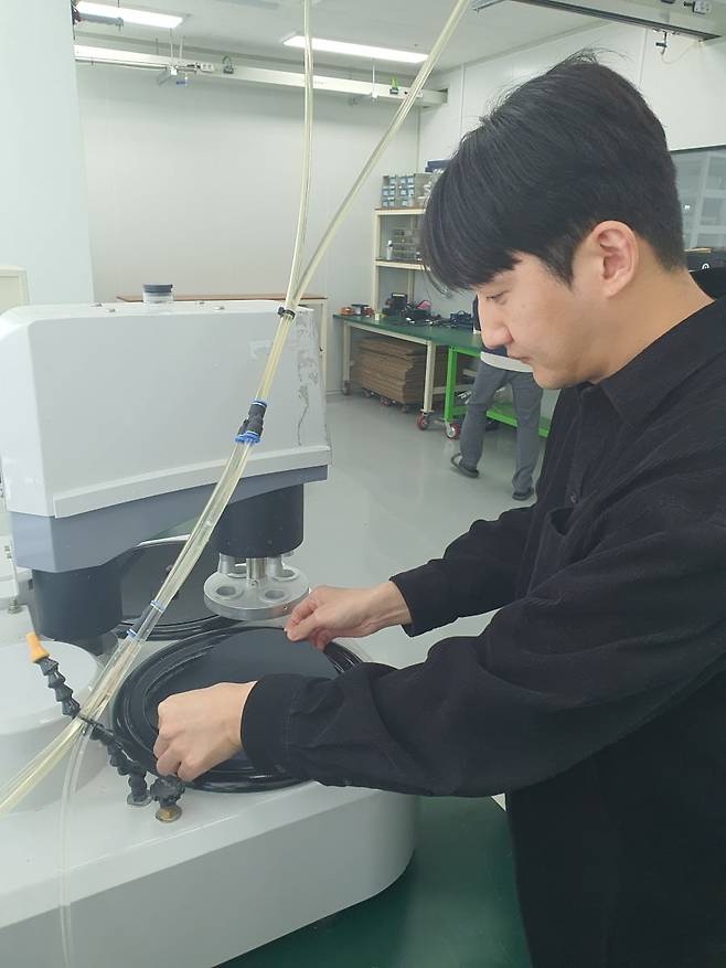 이선진 매니저가 불량 분석을 위한 단면 분석을 하고 있다. 인천=윤현주 기자