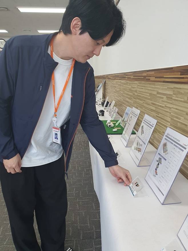 유재환 수석 연구원이 모바일 카메라 모듈 액츄에이터 제품을 점검하고 있다. 인천=윤현주 기자