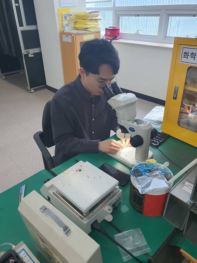 박종관 선임 연구원이 모바일 카메라 모듈 제품 외관 검사 중이다. 인천=윤현주 기자