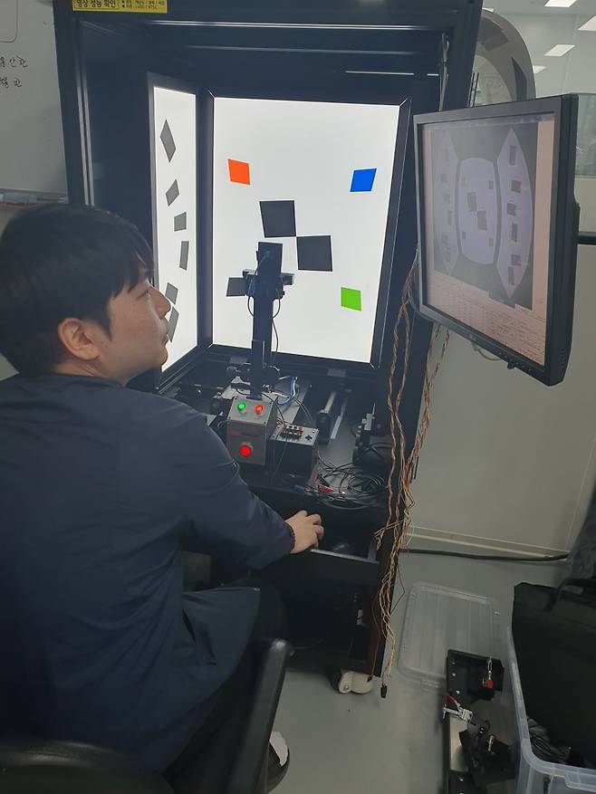 김호영 사원이 카메라 해상도 측정을 하고 있다. 인천=윤현주 기자