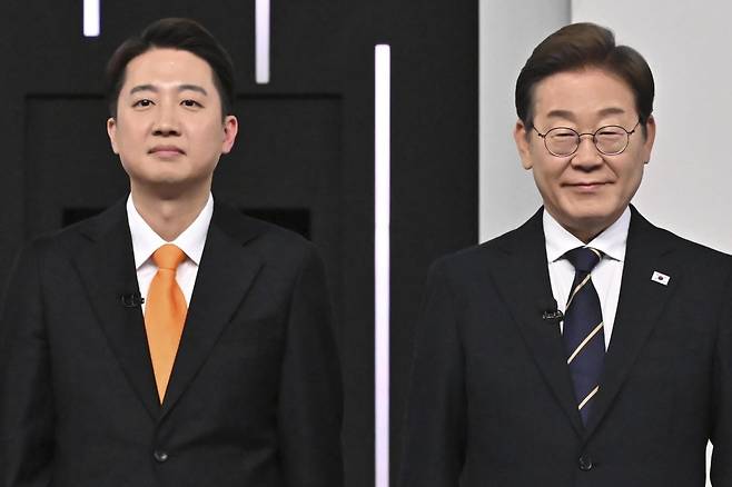 이재명(오른쪽부터) 더불어민주당·이준석 개혁신당·권영국 민주노동당·김문수 국민의힘 대선 후보가 중앙선거방송토론위원회 주관으로 18일 서울 상암동 SBS 프리즘센터 스튜디오에서 열린 제21대 대선 1차 후보자 토론회에서 기념 촬영을 하고 있다. 국회사진기자단