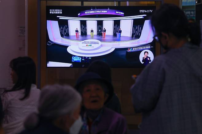 18일 서울역 대합실에서 시민들이 제21대 대선 1차 후보자 토론회 중계방송을 지켜보고 있다. 사진=연합뉴스