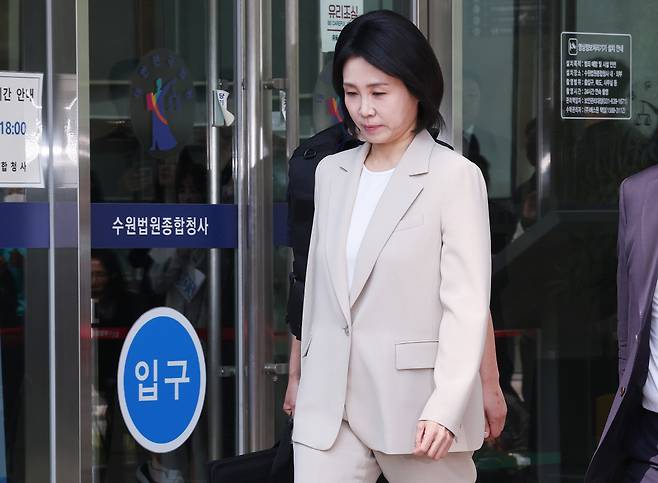지난 12일 이재명 더불어민주당 대선 후보의 부인 김혜경씨가 항소심 판결 후 수원고법 청사를 나서고 있다. 연합뉴스