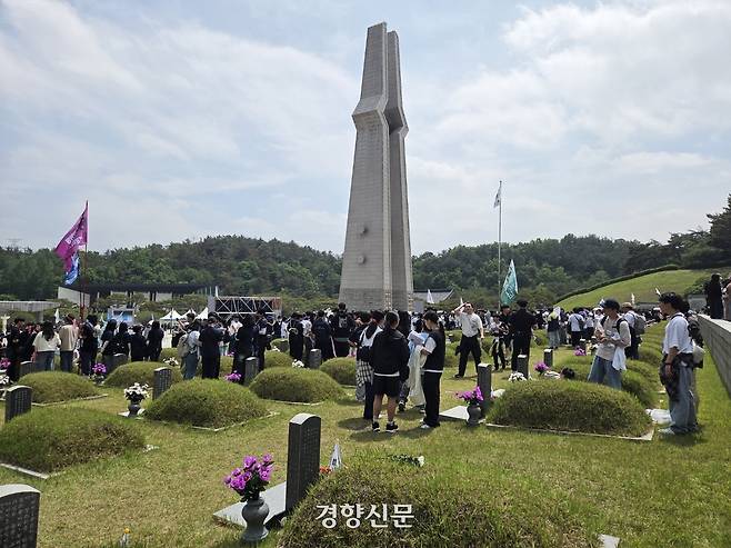 지난 17일 광주 북구 국립5·18민주묘지에서 시민들이 묘역을 둘러보고 있다. 우혜림 기자