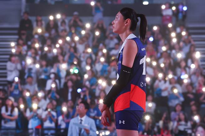 반짝이는 팬들의 사랑 김연경이 18일 인천 삼산월드체육관에서 열린 여자배구 세계올스타전 ‘KYK 인비테이셔널 2025’ 경기가 끝난 뒤 무대에 오르자 관중들이 스마트폰 조명을 비추고 있다. 연합뉴스