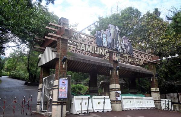 문을 닫은 삼정더파크 동물원입구. 김동하 기자