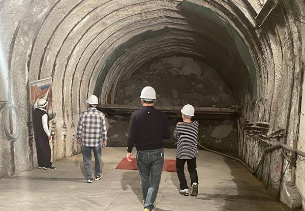 약 540m 길이의 한일해저터널 조사 사갱 해수면 아래 56m 지점까지 내려간 신한일미래포럼 방문단이 현장 책임자의 설명을 듣고 있다.