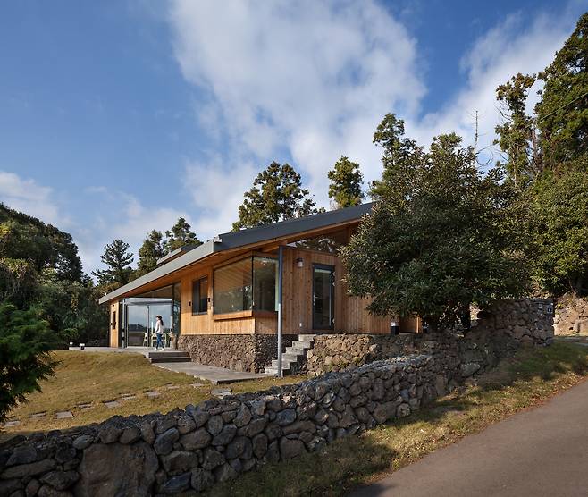 A guest house in Tosanri on Jeju Island  ©Yoon Joonhwan