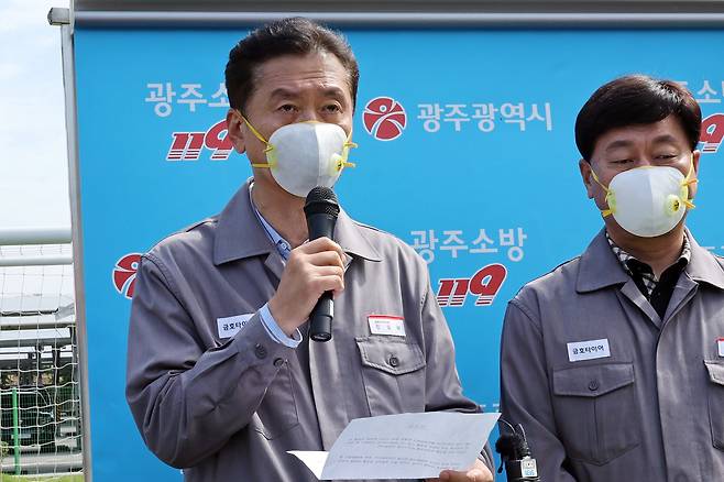 Kumho Tire CEO Jung Il-taik apologizes for the fire, vowing to make all-out recovery efforts on May 18, in front of the Gwangju factory. [YONHAP]