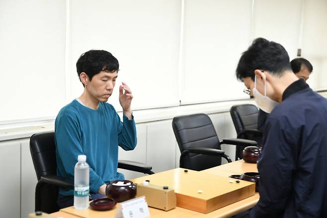 영화 ‘승부’ 실제 주인공 이창호 9단도 예선을 뚫고 신사팀에 합류했다. 한국기원 제공