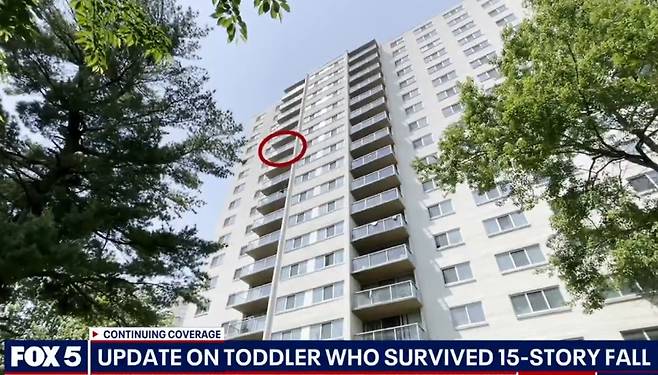 미국 메릴랜드주에서 2세 아기가 추락한 아파트의 15층 발코니. 미 폭스뉴스 보도화면 캡처