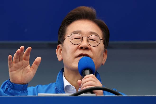 더불어민주당 이재명 대선후보가 17일 광주광역시 서구 김대중컨벤션센터 광장에서 열린 집중 유세에서 지지를 호소하는 연설을 하고 있다. 공동취재사진