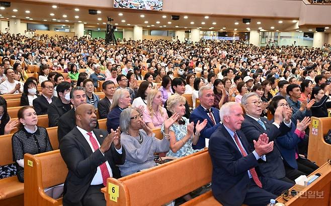 미국의 전직연방의원협회(FMC) 소속 회원들이 18일 서울 여의도순복음교회(이영훈 목사) 예배에 참석해 환영을 받고 있다. 여의도순복음교회 제공