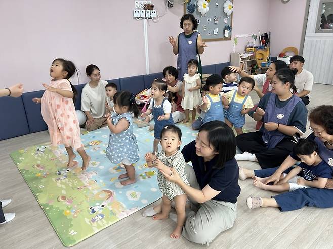 화평교회 이광희 집사가 화평교회 영아부실에서 아이들과 함께 예배를 드리고 있다.