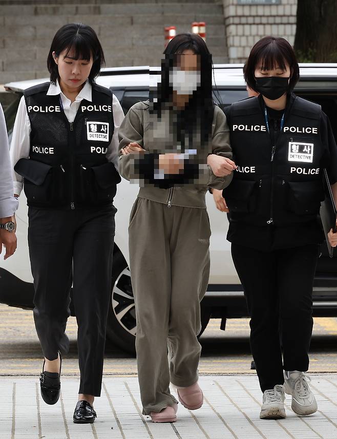 축구 국가대표팀 주장 손흥민의 아이를 임신했다고 주장하며 손씨에게 돈을 뜯어내려 한 20대 여성 양모씨가 17일 영장실질심사를 받기 위해 서울중앙지법에 들어서고 있다. 연합뉴스