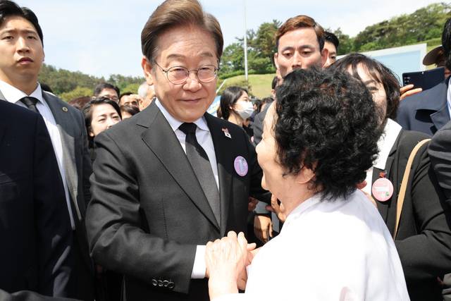 이재명 더불어민주당 대선 후보가 18일 광주 북구 국립5·18민주묘지에서 열린 5·18민주화운동 기념식에 참석해 오월어머니회 회원과 대화하고 있다. 광주=김지훈 기자