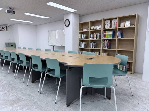 광명 소하동 휴먼시아 6단지 ‘LH다우리 작은도서관’ 내부. 이지민기자