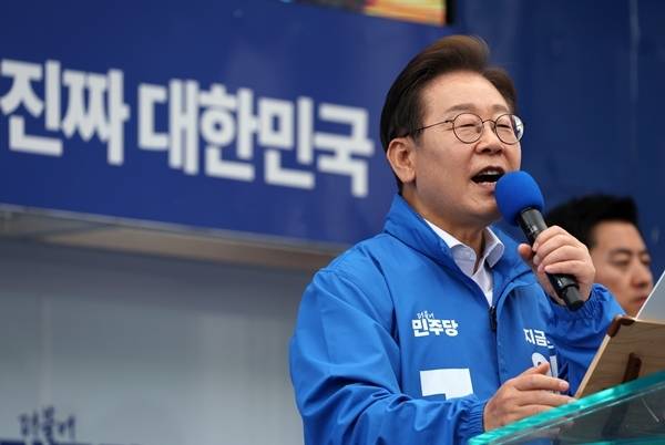 더불어민주당 이재명 대선후보가 17일 광주광역시 서구 김대중컨벤션센터 광장에서 열린 집중 유세에서 지지를 호소하는 연설을 하고 있다. 연합뉴스