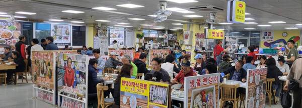 강화 풍물시장 2층 식당가가 제철 밴댕이 맛을 즐기려는 나들이객들로 분주하다. 조향래 기자