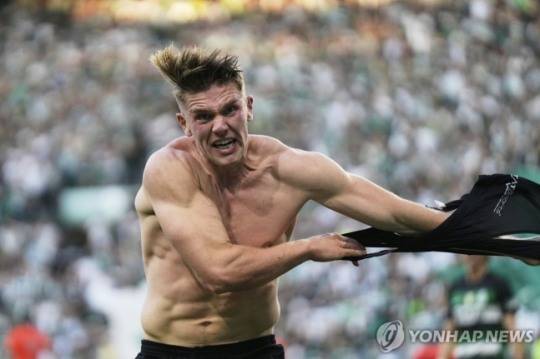 골 세리머니를 펼치는 스포르팅의 빅토르 죄케레시