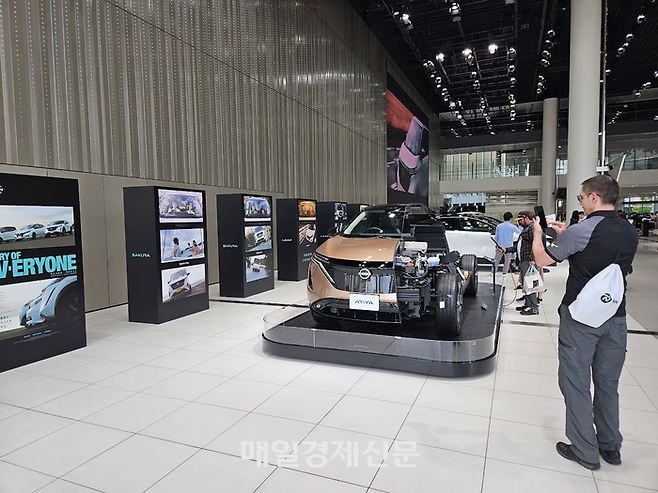 일본 가나가와현 요코하마시 닛산 본사에 마련된 쇼룸에서 관광객들이 사진을 찍고 있다. [이승훈 특파원]