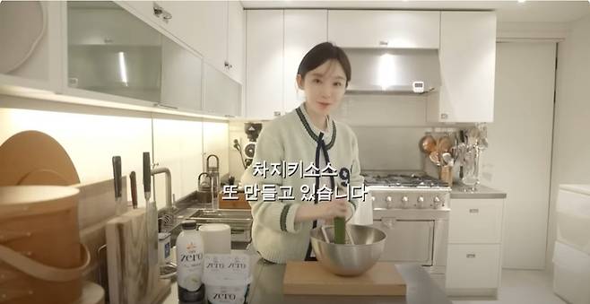 가수 강민경이 자신의 유튜브 채널에서 차지키 소스 만드는 방법을 소개하고 있다. [사진 = 유튜브 채널 ‘걍밍경’ 영상 캡처]