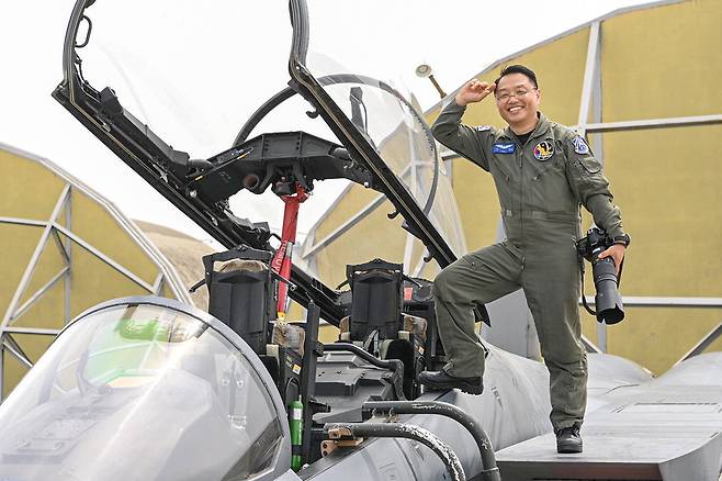 권형 원사가 전투기 KF-21 위에서 촬영장비를  든 채 환하게 웃고 있다. 공군