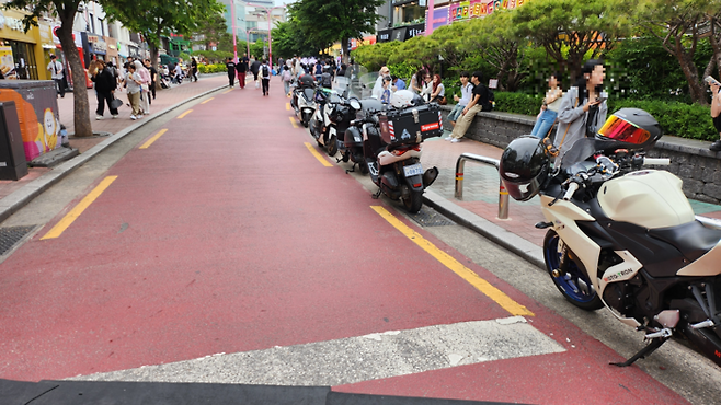 17일 전국 최초 ‘킥보드 없는 거리’로 운영되는 홍대 레드로드에 오토바이들이 주차되어 있다. 안병준 기자