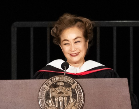 이미경 CJ그룹 부회장이 지난 16일(현지 시간) 미국 로스앤젤레스 슈라인 오디토리엄에서 열린 서던캘리포니아대(USC) 영화예술대학 2025 졸업식에서 연설하고 있다. 사진제공=CJ ENM