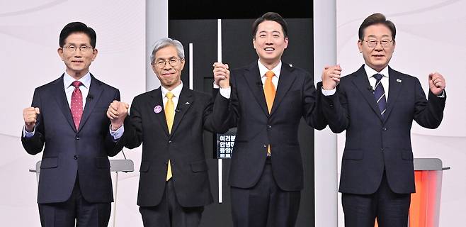 중앙선거방송토론위원회가 18일 오후 8시부터 2시간 동안 서울 상암동 SBS 스튜디오에서 주관한 대선 1차 토론회(경제 분야)에 앞서 후보들이 손을 맞잡고 인사하고 있다. 왼쪽부터 김문수 국민의힘 후보, 권영국 민주노동당 후보, 이준석 개혁신당 후보, 이재명 더불어민주당 후보. 대선 후보들은 오는 23일(사회 분야)과 27일(정치 분야) 같은 시간대에 두 번 더 TV 토론을 한다. 나머지 후보들은 19일 별도로 토론회를 갖는다.  국회사진기자단