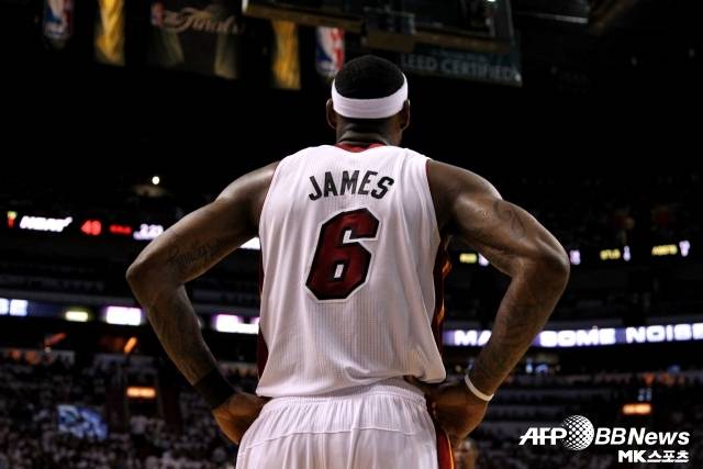 마이애미에서의 르브론 제임스는 여전히 강력했다. 여기에 드웨인 웨이드, 크리스 보시라는 특급 조력자가 있으니 무서울 게 없었다. 그러나 노비츠키가 버틴 댈러스는 넘기 힘든 벽이었다. 결국 2승 4패로 물러나며 첫 우승의 꿈은 다음으로 미뤄야 했다. 사진=AFPBBNews=News1