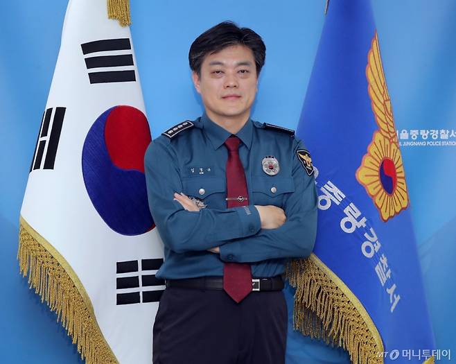 지난달 15일 오후 서울 중랑구 중랑경찰서에서 김경규 중랑경찰서장이 포즈를 취하고 있다. /사진=김창현 기자