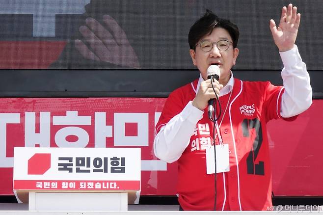 [제주=뉴시스] 양영전 기자 = 권성동 국민의힘 공동선대위원장이 17일 오후 제주시 도두일동 제주오일시장에서 김문수 후보 지지를 호소하고 있다. 2025.05.17. 0jeoni@newsis.com /사진=양영전