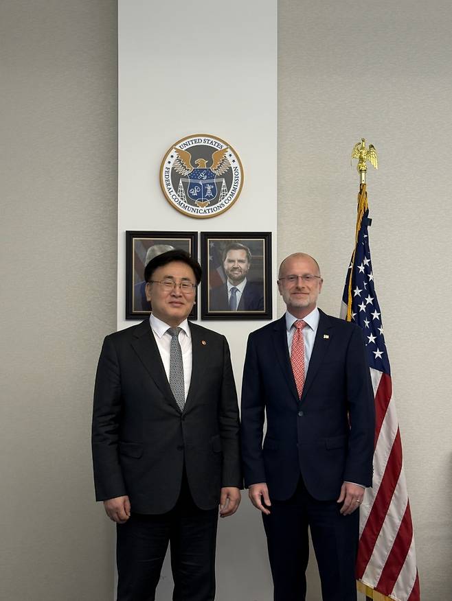 유상임 과학기술정보통신부 장관(왼쪽)과 브랜던 카 FCC 위원장. 2025.05.18./사진제공=과학기술정보통신부