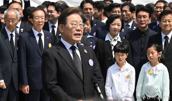 (광주=뉴스1) 국회사진취재단 = 이재명 더불어민주당 대통령 후보가 18일 광주 북구 국립5·18민주묘지에서 열린 '제45주기 5·18 민주화운동기념식'에 참석한 뒤 취재진의 질의에 답하고 있다. 2025.5.18/뉴스1 Copyright (C) 뉴스1. All rights reserved. 무단 전재 및 재배포, AI학습 이용 금지. /사진=(광주=뉴스1) 국회사진취재단