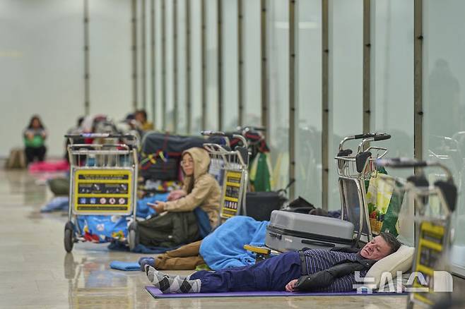AP통신은 17일(현지시간) "스페인의 주택 위기가 심화하는 가운데 마드리드 공항에서 잠을 자는 노숙자가 수백명에 달한다"고 밝혔다. /