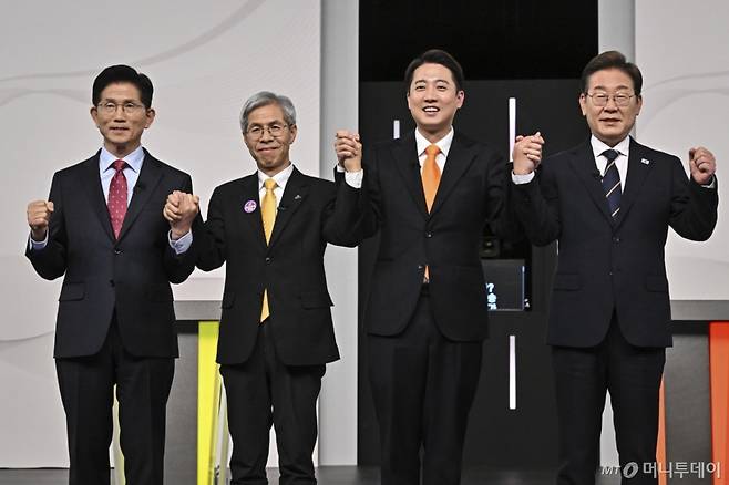 [서울=뉴시스] 국회사진기자단 = 18일 서울 마포구 SBS프리즘타워에서 열린 중앙선거방송토론위원회 주관 제21대 대통령선거 후보자 토론회에서 각 정당 대선 후보들이 선전을 다짐하고 있다. 왼쪽부터 국민의힘 김문수, 민주노동당 권영국, 개혁신당 이준석, 더불어민주당 이재명 대선후보. 2025.05.18. photo@newsis.com /사진=권창회