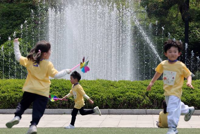 일요일인 18일 완연한 봄 날씨가 예상된다. 사진은 지난 13일 서울 서초구 예술의전당 세계음악분수에서 어린이들이 뛰어노는 모습. /사진=뉴스1