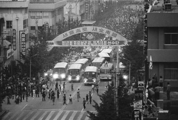 1980년 5월18일 신군부 세력에 반발한 광주 시민들이 거리로 나섰다. 사진은 1980년 당시 광주광역시 모습. /사진=뉴스1(5·18 민주화운동기록관 제공)