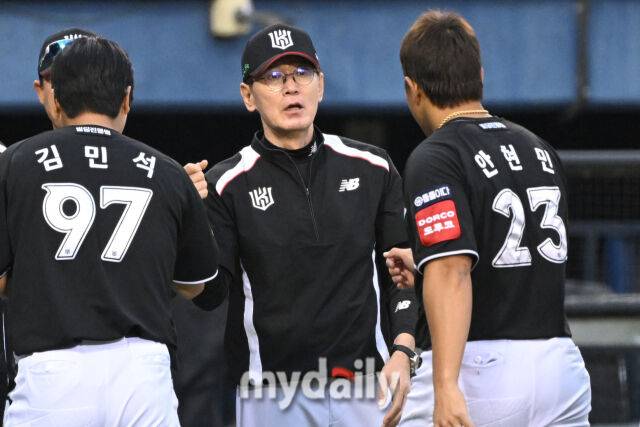 17일 서울 잠실야구장에서 열린 '2025 신한 SOL BANK KBO리그' KT 위즈와 LG 트윈스 더블헤더 1차전 경기. KT가 12-4로 LG에 승리했다. KT 이강철 감독이 선수들과 승리 기쁨을 나누고 있다./잠실 = 한혁승 기자