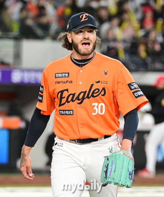 2025년 3월 28일 오후 대전 한화생명 볼파크에서 진행된 '2025 신한 SOL뱅크 KBO 리그' KIA 타이거즈와 한화 이글스의 경기.한화 선발투수 폰세가 2회초 투구를 마친 뒤 기뻐하고 있다./마이데일리