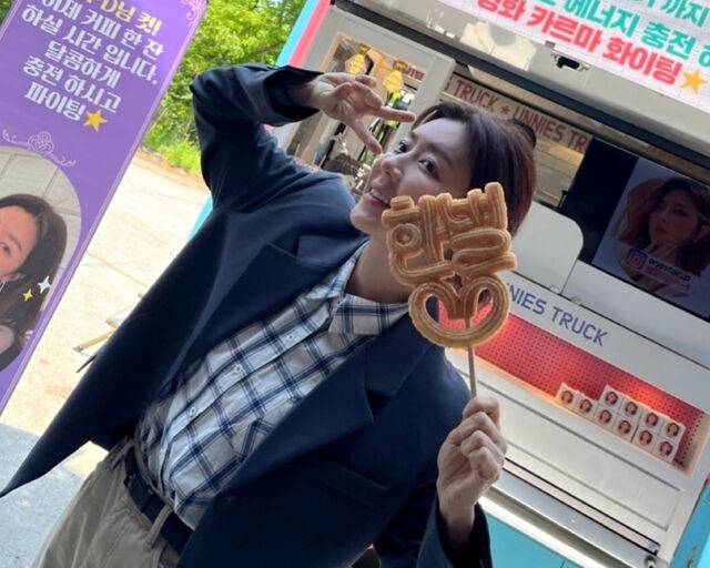 박한별이 커피차 앞에서 활짝 웃고 있다. / 박한별 소셜미디어 캡처