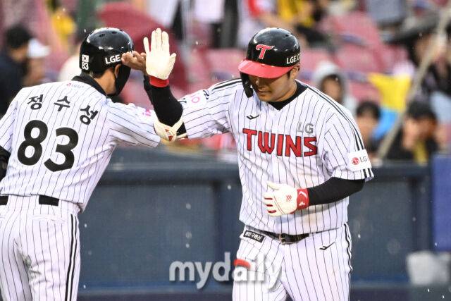 17일 서울 잠실야구장에서 열린 '2025 신한 SOL BANK KBO리그' KT 위즈와 LG 트윈스 더블헤더 1차전 경기. LG 문보경이 7회말 2사에 솔로포를 친 뒤 그라운드를 돌고 있다./마이데일리