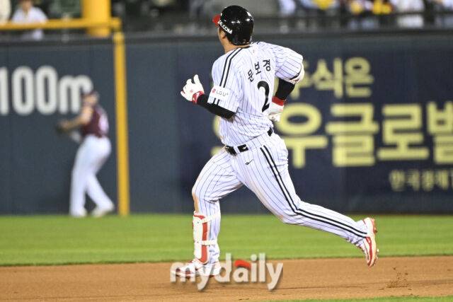 14일 서울 잠실야구장에서 열린 '2025 신한 SOL BANK KBO리그' 키움 히어로즈와 LG 트윈스 경기. LG 문보경이 6회말 2사에 2루타를 친 뒤 바라보고 있다. 문보경은 4타수 4안타(2루타 3개)를 기록했다./마이데일리